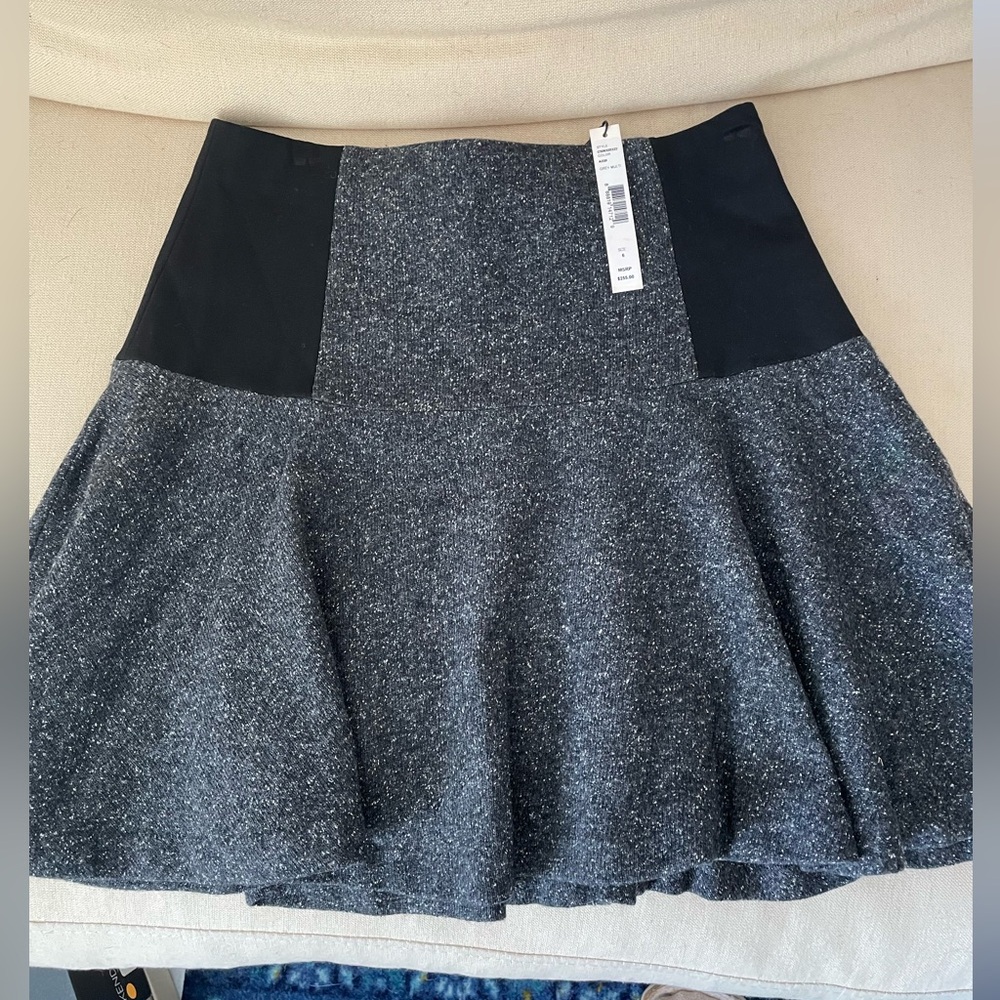 NWT ALICE + OLIVIA mini skirt in grey. Size 6.